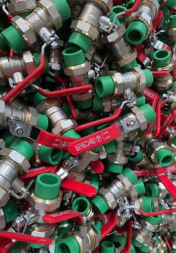 Van bi kép PPR đang được sản xuất
