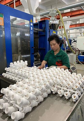 Van bi PPR đang được sản xuất