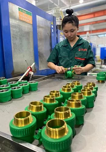 Ổ cắm nam PPR đang được sản xuất