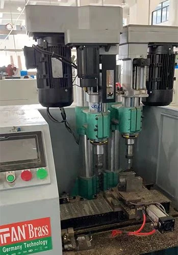 Xưởng đồng đang sản xuất một loạt phụ kiện bằng đồng thau ngày nay